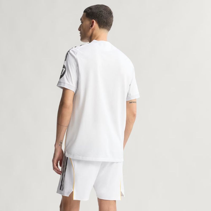 ¡COMPRA 2 CAMISETAS OFICIALES 25/26 DEL REAL MADRID Y RECIBE 2 ENTRADAS PARA EL CLÁSICO EN EL BERNABÉU – SECCIÓN 101, CATEGORÍA 1! ¡ÚLTIMAS 10 UNIDADES!